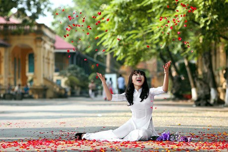 Ngắm nữ sinh học giỏi, nhảy hay rạng rỡ trong tà áo trắng - 15 Lệ Thu