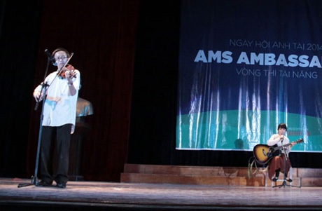 Nữ sinh trường Ams dùng đàn tranh thể hiện tình yêu quê hương - 6 Nguyễn Ngọc Trường Giang và Đào Minh Trang đốn tim khán giả với bản hòa tấu guitar và violin