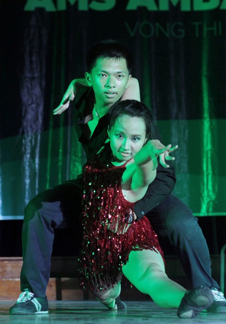 Nữ sinh trường Ams dùng đàn tranh thể hiện tình yêu quê hương - 4 Hạnh Chi – 11CE thể hiện tài năng khiêu vũ