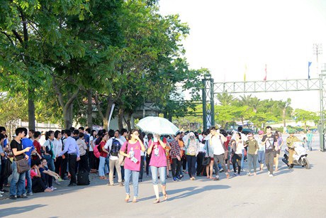 Đội nắng gần 40 độ, bạn trẻ hồ hởi xếp hàng đón Nick Vujicic - 2 Bạn Nguyễn Oanh (si