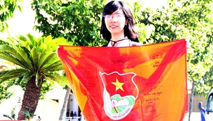 Bí thư đoàn trường ĐH Sư phạm TPHCM Ngọc Cẩm khoe lá cờ Đoàn ghi dấu ấn Trường Sa.