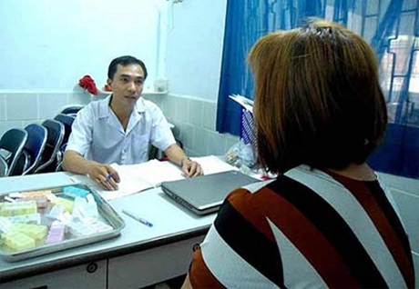 Vào phòng khám tâm thần - 1 Bác sĩ đang tư vấn cho một bạn trẻ khám bệnh tâm thần.