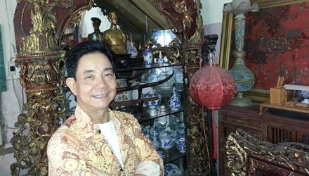 Ông Cường bên những món đồ cổ