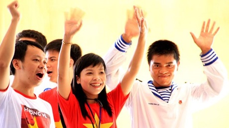 Nguyễn Thị Dẹn (giữa) trong chương trình giao lưu.