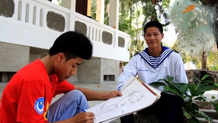 Trần Văn Thược ký họa chân dung chiến sỹ