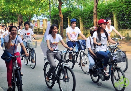 Nữ sinh Ngoại thương nhảy ngang làm nghề báo bởi chữ “duyên” - 3 Vân Anh đạp xe tham gia chiến dịch “Không khói xe” ở Hà Nội