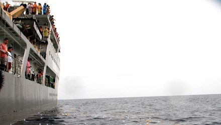 Những cánh hạc tri ân - 1 Những cánh hạc trắng thả xuống biển trong Lễ tưởng niệm các anh hùng liệt sĩ tại Trường Sa.