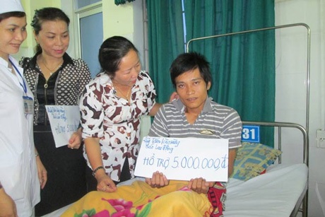 Bà Ngô Thị Kim Ngọc - Chủ tịch LĐLĐ Quảng Ngãi - đến thăm Hải tại Bệnh viện Quảng Ngãi ngày 18/5.