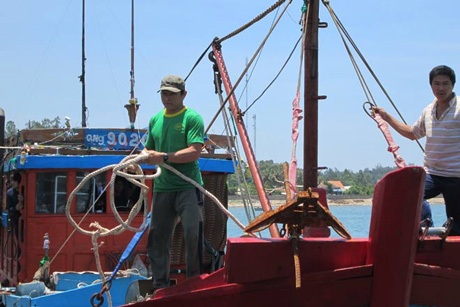 Tàu QNg 90205 về cảng cá Tịnh Kỳ (Quảng Ngãi). 