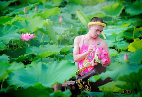 Hài hước chùm ảnh chàng trai e ấp bên hồ sen