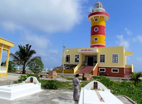 Quần đảo Hoàng Sa mãi mãi thuộc chủ quyền của Việt Nam - 16 Yên nghỉ dưới chân đèn biển Sơn Ca