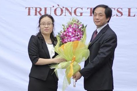 Sẽ thi Toán và Khoa học bằng tiếng Anh tại EC 2015? - 2 Hiệu trưởng trường THCS Lý Thái Tổ trao tặng bó hoa cho BTC cuộc thi.