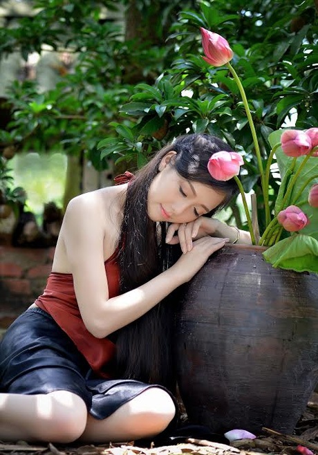 Nữ sinh Ngân hàng e ấp bên sen đầu mùa - 8 Hoàng Dung