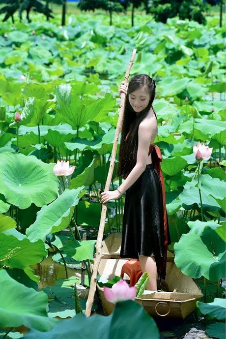 Nữ sinh Ngân hàng e ấp bên sen đầu mùa - 2 Hoàng Dung