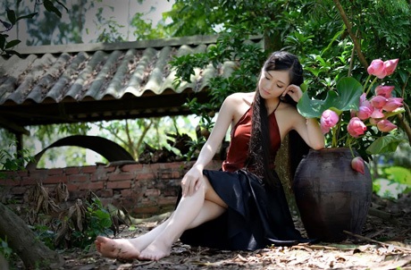 Nữ sinh Ngân hàng e ấp bên sen đầu mùa - 10 Hoàng Dung
