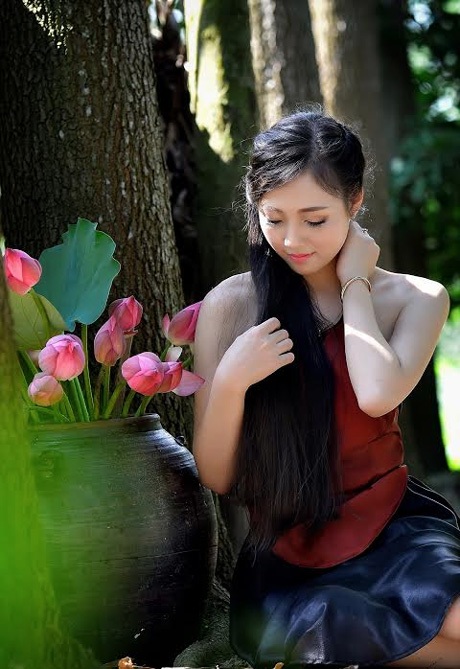 Nữ sinh Ngân hàng e ấp bên sen đầu mùa - 13 Hoàng Dung