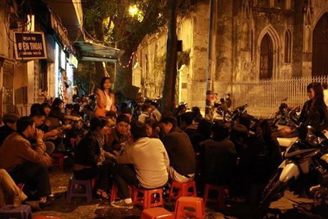 Trà chanh “chém gió” - trà chanh “chém giá” - 2 Các quán trà chanh luôn đông nghịt khách.