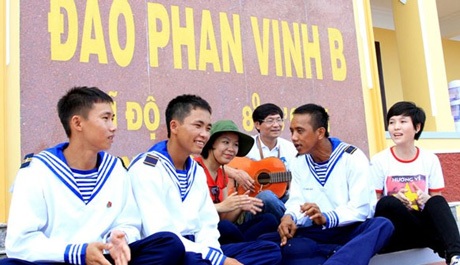 Chất thép và thơ ở Trường Sa - 3 Các chiến sỹ trên đảo Phan Vinh B phiêu với đàn ghi ta