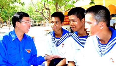 Chất thép và thơ ở Trường Sa - 1 Bí thư T.Ư Đoàn Đặng Quốc Toàn trò chuyện với các chiến sỹ ở Trường Sa