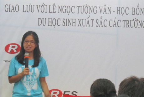 Nữ sinh 4 lần được Tổng thống Mỹ tặng bằng khen kể chuyện “săn” học bổng - 1 Lê Ngọc Tường Vân tại buổi chia sẻ kinh nghiệm học tập với các bạn học sinh, sinh viên tại Hà Nội