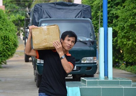 Bỏ đại học đi gom ve chai vì người nghèo - 1 Minh Vương vận chuyển đồ đi thiện nguyện