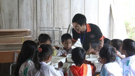 Bỏ đại học đi gom ve chai vì người nghèo - 2 Minh Vương bên các em nhỏ ở Nam Trà My (Quảng Nam)