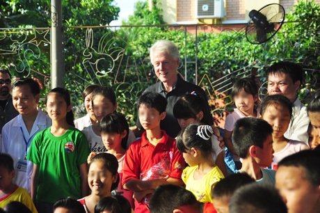 Và ông không quên dành ít phút để chụp ảnh lưu niệm với các em nhỏ.