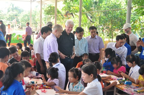 Gần 70 em nhỏ tại Trung tâm đã đón chào bằng màn nhảy flashmob sôi động