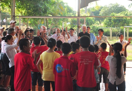 ...Cùng tham gia giao lưu với cô trò.