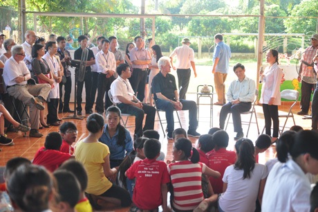 ...Cùng tham gia giao lưu với cô trò.