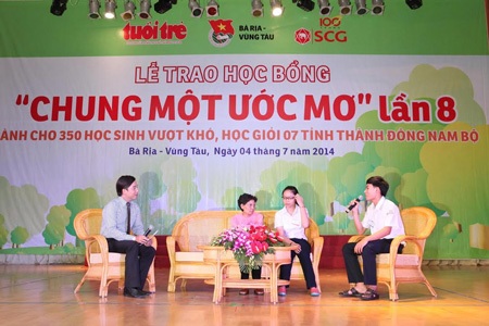 Ước mơ lớn trong những căn nhà nhỏ… - 3 Tài sản lớn nhất của Linh là hàng loạt các giấy khen, huy chương và học bổng.