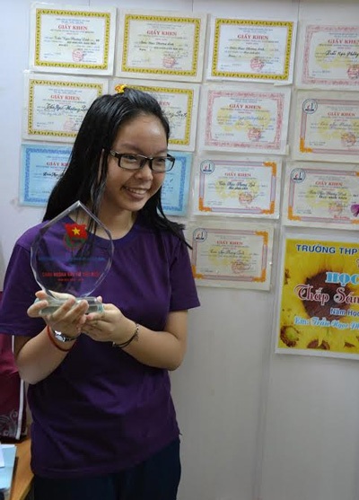Ước mơ lớn trong những căn nhà nhỏ… - 2 Tài sản lớn nhất của Linh là hàng loạt các giấy khen, huy chương và học bổng.