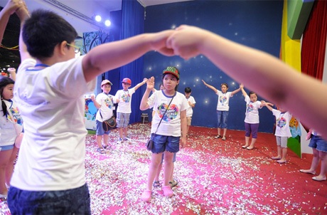 Chuyến tàu tuổi thơ - hành trình đầy ý nghĩa của bạn nhỏ ILA - 2 “Nào mình cùng chơi mèo đuổi chuột nhé!”