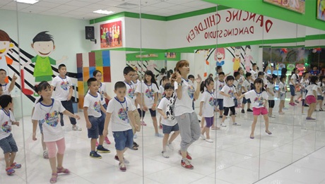 Chuyến tàu tuổi thơ - hành trình đầy ý nghĩa của bạn nhỏ ILA - 3 Các vũ công nhí say sưa trong phòng tập...