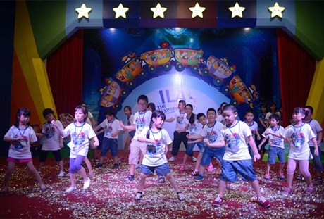 Chuyến tàu tuổi thơ - hành trình đầy ý nghĩa của bạn nhỏ ILA - 4 ... và hào hứng thể hiện hết mình trên sân khấu