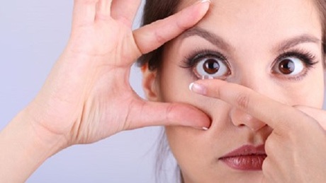 Giới trẻ “cuồng” kính giãn tròng phớt lờ nguy hiểm - 1 Giới trẻ “cuồng” kính giãn tròng phớt lờ nguy hiểm