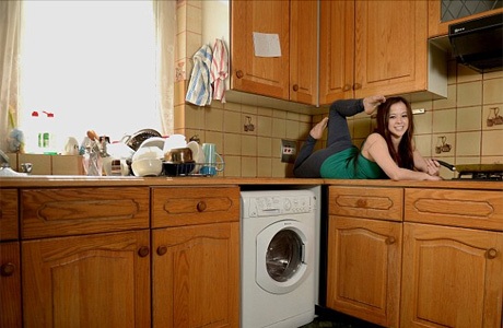 Ngỡ ngàng khả năng uốn dẻo của cô gái người Anh - 5 Vũ Phong