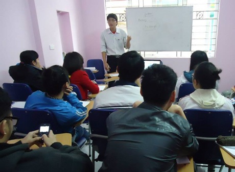 Mạnh Cường trong một buổi lên lớp cho các bạn trẻ.