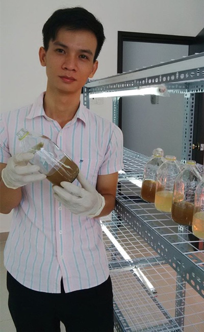 Chàng trai 9X quê Phú Yên chinh phục... đông trùng hạ thảo - 1 Ngô Kim Lai trong phòng thí nghiệm nuôi trồng đông trùng hạ thảo ở công ty.