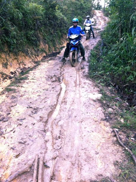 Thử thách cùng “phượt” offroad - 2 Đức offroad ở đoạn Tà Số – Mường Lựm (Sơn La), đường bùn lầy khó đi.