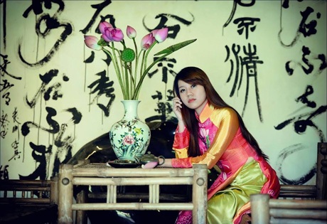 Ngắm nữ sinh Ngoại giao đọ sắc bên sen cuối mùa - 5 Hoàng Dung