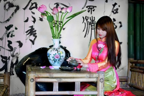 Ngắm nữ sinh Ngoại giao đọ sắc bên sen cuối mùa - 6 Hoàng Dung