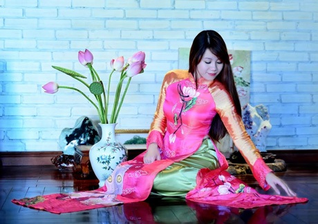 Ngắm nữ sinh Ngoại giao đọ sắc bên sen cuối mùa - 9 Hoàng Dung