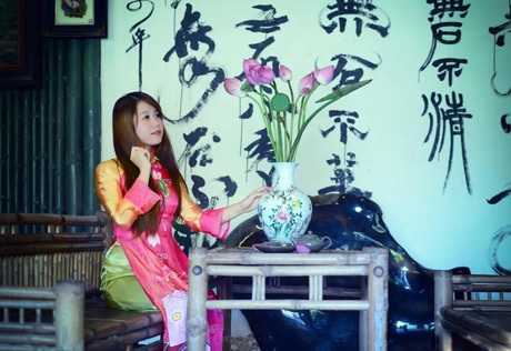 Ngắm nữ sinh Ngoại giao đọ sắc bên sen cuối mùa - 4 Hoàng Dung