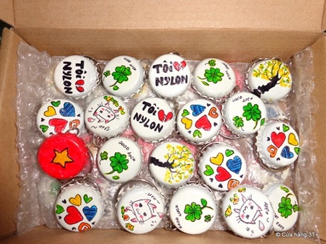 Nắp chai được tái chế thành những chiếc móc chìa khóa xinh xắn.