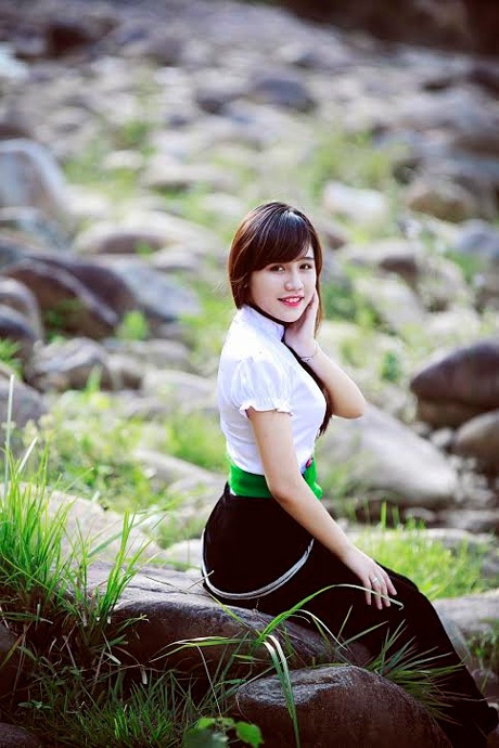 Nữ sinh 9X dân tộc Thái rạng rỡ bên dòng suối | Báo Dân trí