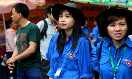 Kiên trì đợi và sẵn sàng giúp đỡ thí sinh.