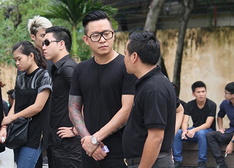 An Nguy khóc rũ trong lễ tang vlogger Toàn Shinoda - 9 Ca sĩ Tuấn Hưng tới đưa tiễn Toàn Shinoda lần cuối.