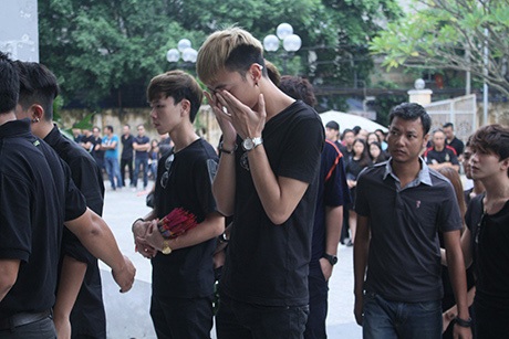 An Nguy khóc rũ trong lễ tang vlogger Toàn Shinoda - 2 Không kìm được giọt nước mắt thương tiếc.