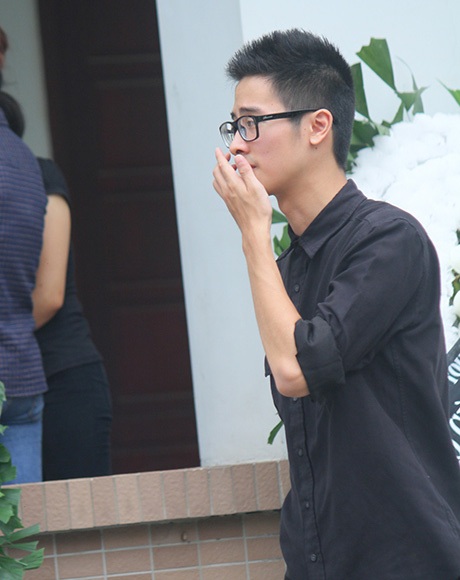An Nguy khóc rũ trong lễ tang vlogger Toàn Shinoda - 14 JVevermind cũng có mặt tại lễ tang từ sớm.